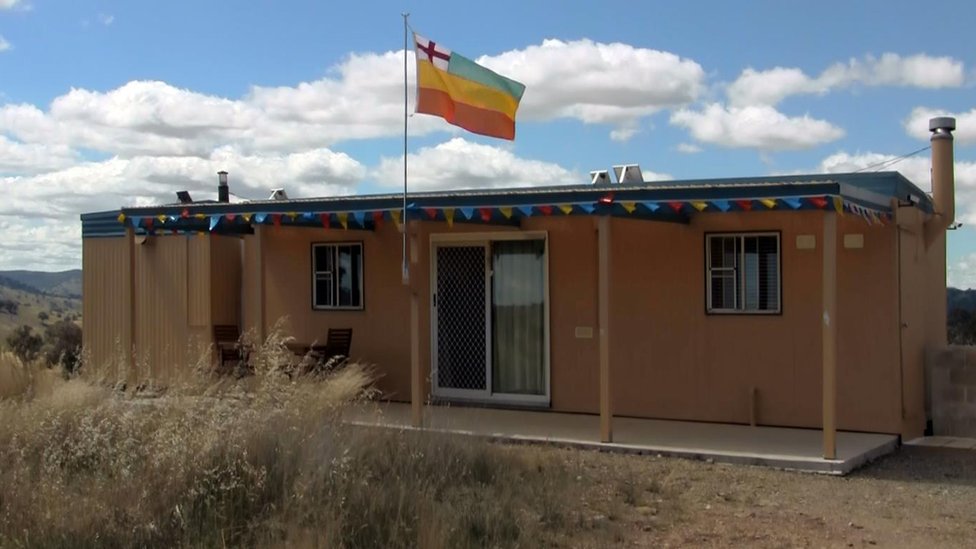 Aunque las micronaciones no son reconocidas por los estados nacionales establecidos, esto no les impide asumir la ceremonia, la pompa e incluso sus estructuras de gobierno.