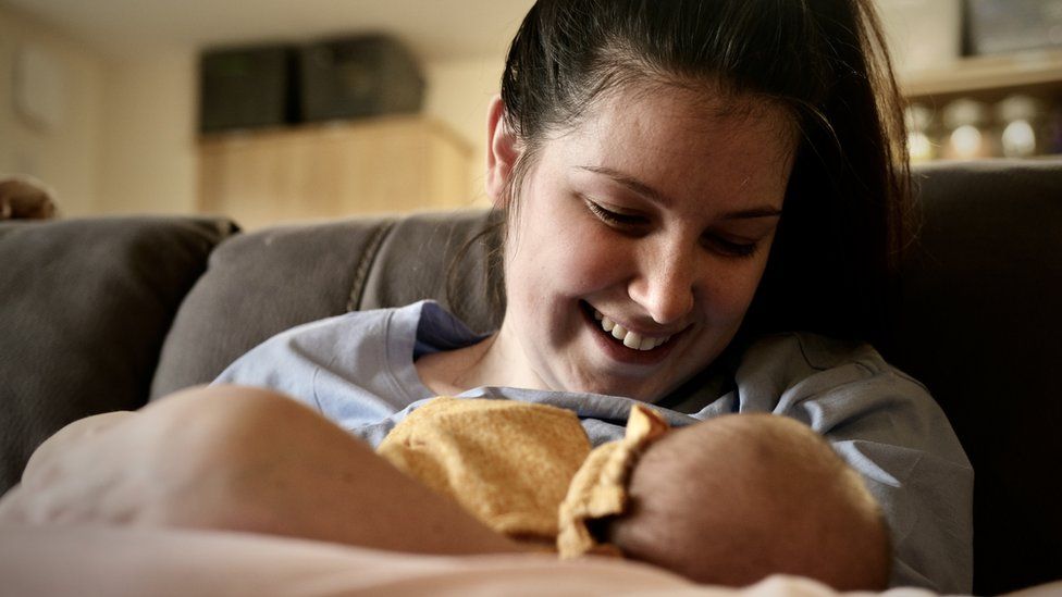 Enfermedad de la motoneurona: el extraordinario caso de Lucy Lyntott, la segunda mujer en el mundo en tener dos hijos después de ser diagnosticada