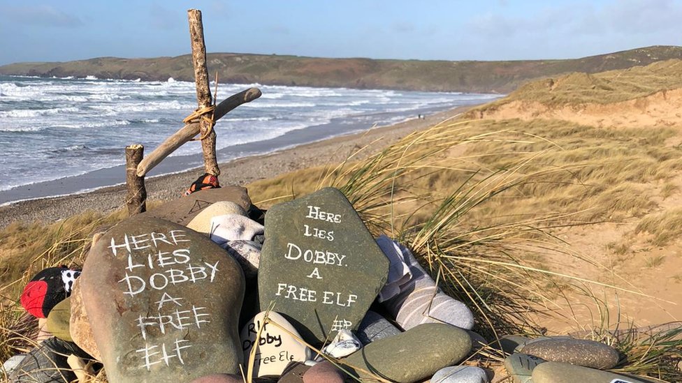 Por qué la tumba de Dobby, uno de los personajes de Harry Potter, se ha vuelto un problema para una playa en Gales