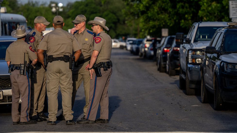Masacre en Texas: las críticas a la policía por su actuación durante el tiroteo de Uvalde (y cómo se espera que actúen los agentes)