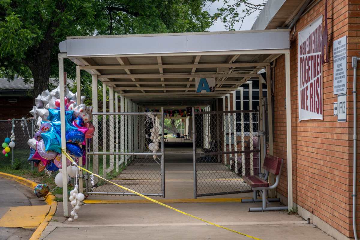 Masacre en Texas: policía revela que una maestra dejó sin seguro la puerta de entrada de la escuela primaria minutos antes del tiroteo