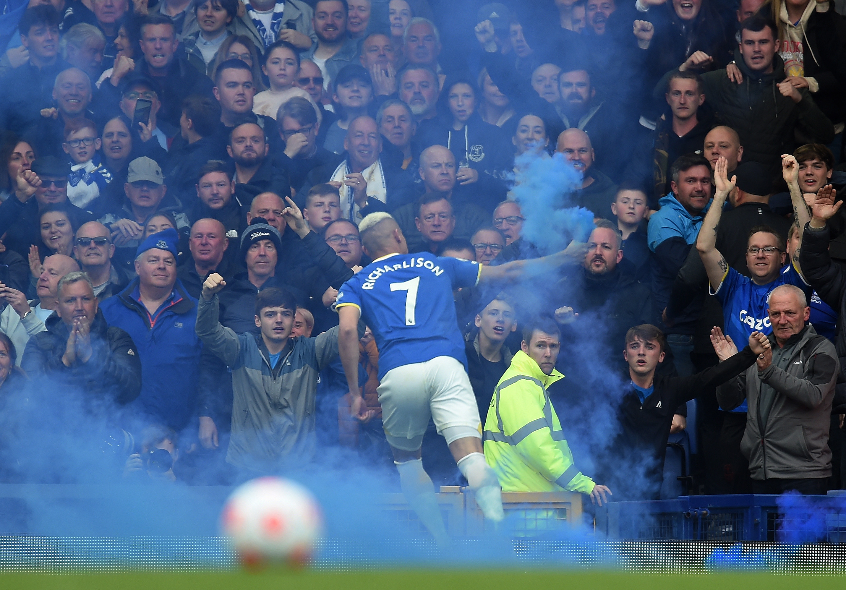 EL delentaro del Everton, Richarlison corre tras anotar el gol. Foto Prensa Libre (EFE)