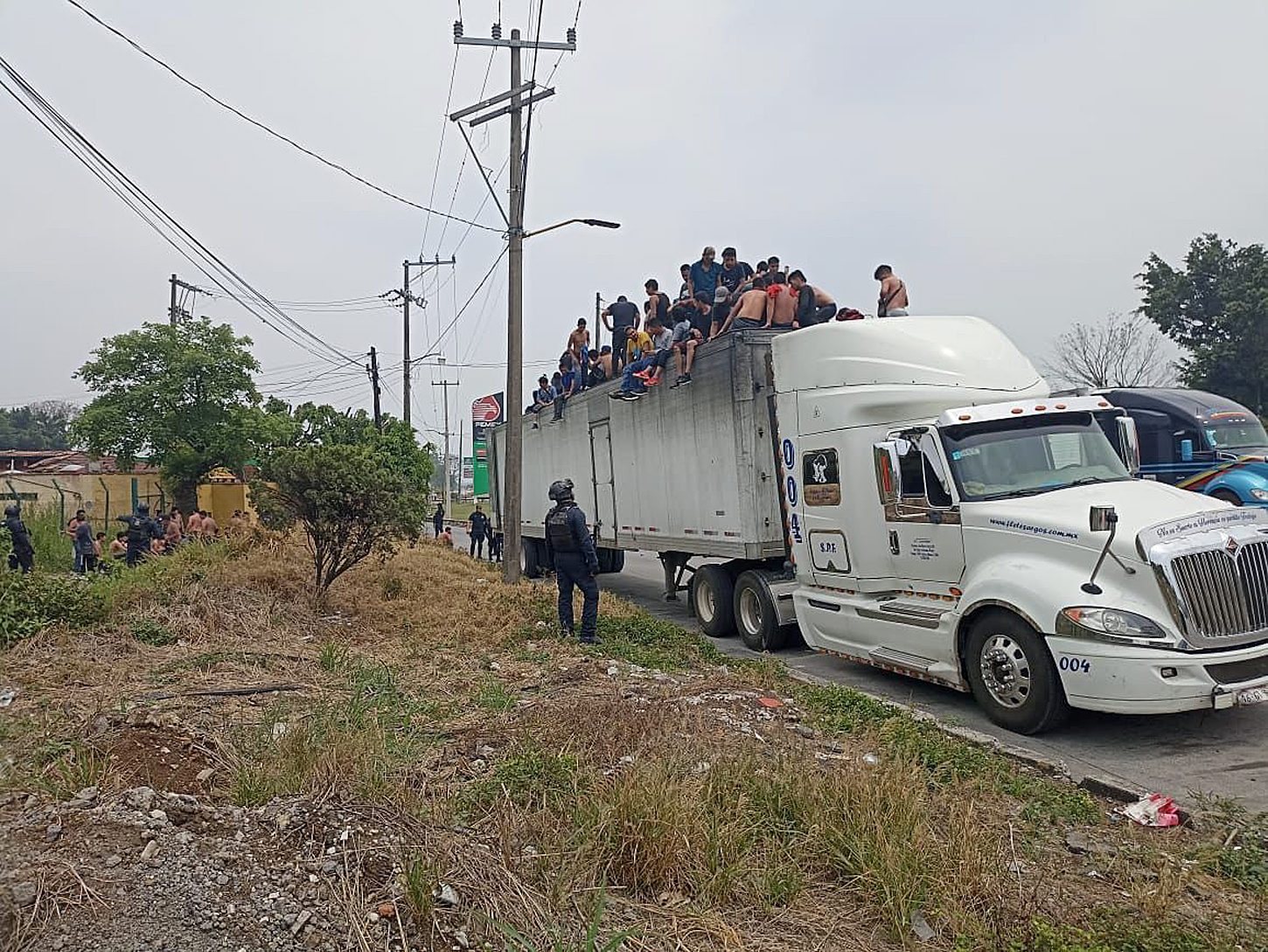 MEX3009. CÓRDOBA (MÉXICO) 03/05/2022.- Fotografía cedida hoy por la Secretaría de Seguridad Publica Estatal donde se observa a mas de un centenar de migrantes rescatados de un trailer, en la ciudad de Córdoba, estado de Veracruz (México). Un total de 310 migrantes de países de Centro y Sudamérica fueron hallados este martes cuando viajaban hacinados y con síntomas de grave deshidratación en la caja de un tráiler que transitaba por el estado de Veracruz, este de México, informaron autoridades locales. EFE/Secretaría de Seguridad Publica Estatal/SOLO USO EDITORIAL /SOLO DISPONIBLE PARA ILUSTRAR LA NOTICIA QUE ACOMPAÑA (CRÉDITO OBLIGATORIO)