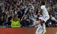 MADRID, 04/05/2022.- El delantero del Real Madrid Karim Benzemá (i) celebra junto a Vinicius Jr. su gol, durante el partido de semifinales de la Liga de Campeones que Real Madrid y Mancester City disputan este miércoles en el estadio Santiago Bernabéu, en Madrid. EFE/Rodrigo Jiménez