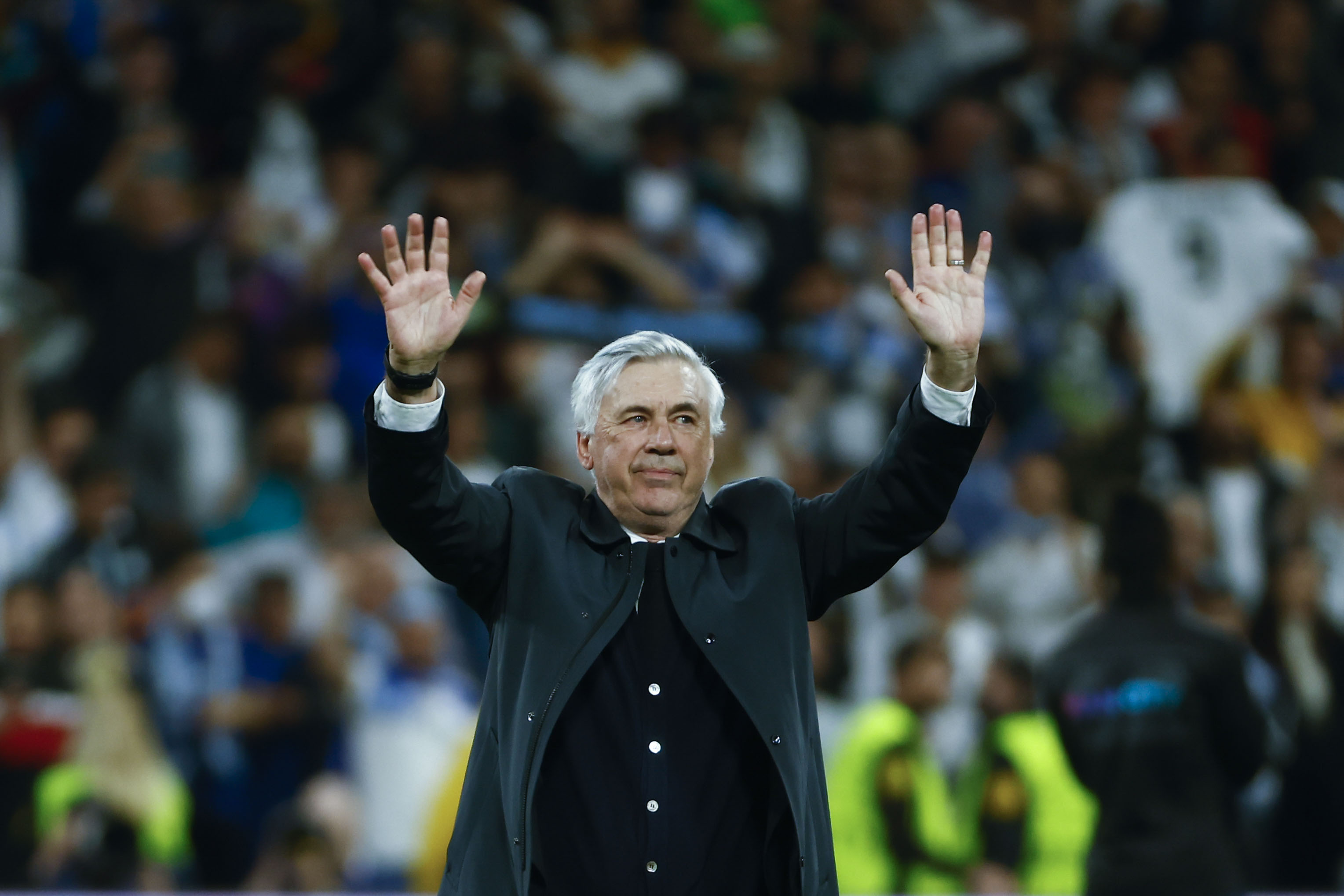 El entrenador del Real Madrid, Carlo Ancelotti, celebra la victoria ante el Manchester City al término del partido de semifinales de la Liga de Campeones disputado en el estadio Santiago Bernabéu, en Madrid. Foto Prensa Libre (EFE)