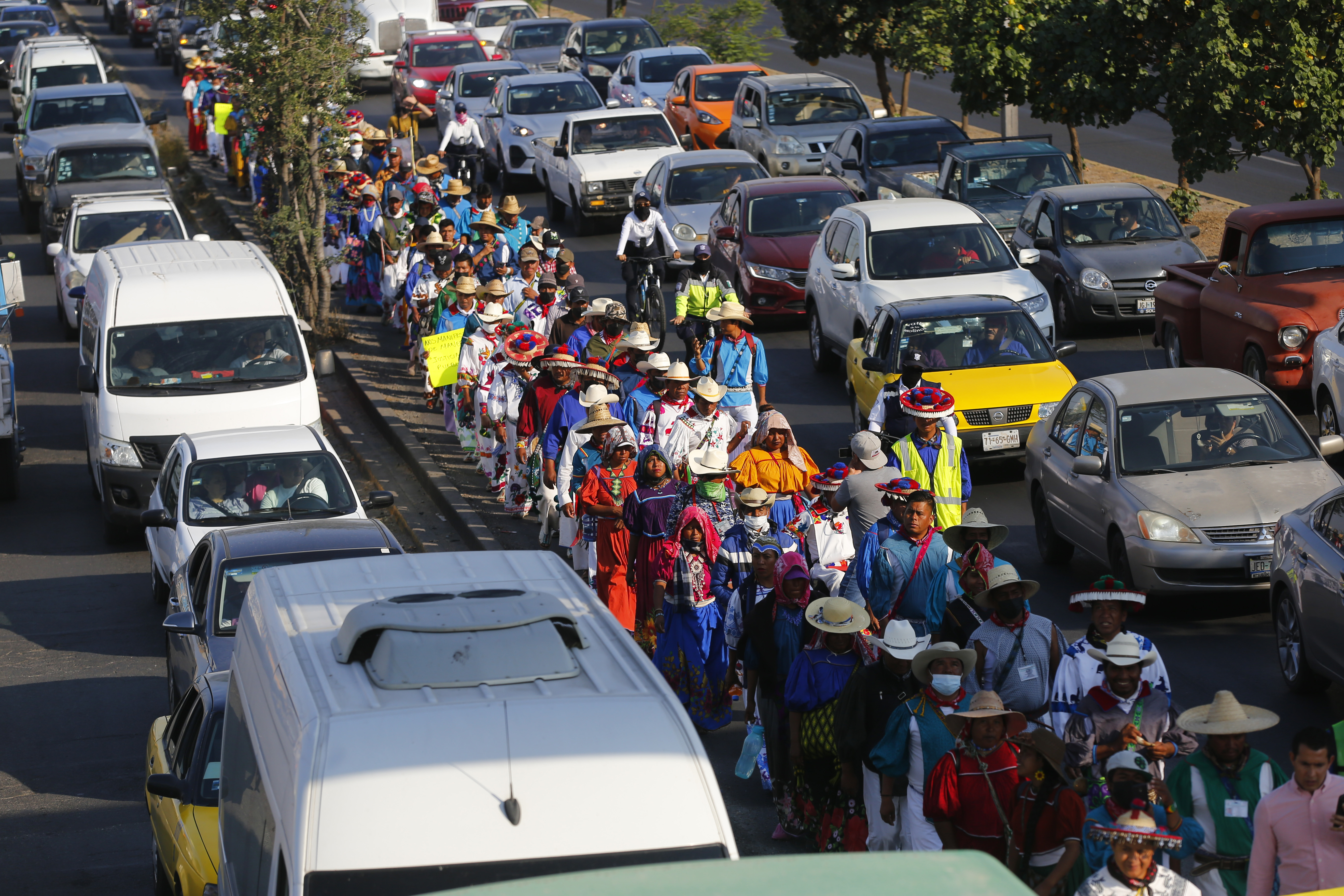 MEX3211. GUADALAJARA (MÉXICO), 06/05/2022.- Indígenas de la comunidad wixárika participan en la denominada 