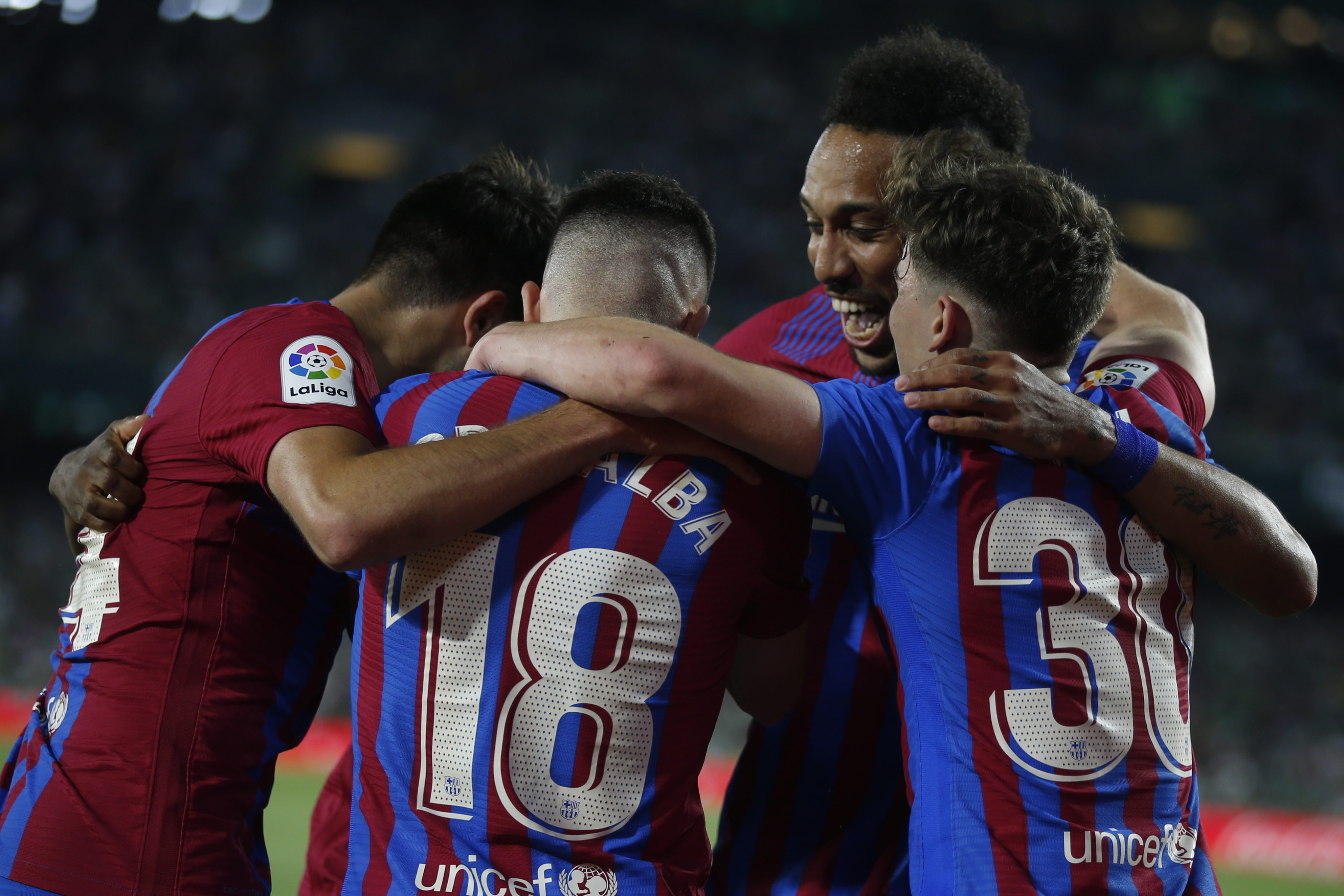  Los jugadores del FC Barcelona celebran el gol de Ansu Fati durante el partido de la jornada 35 de LaLiga Santander que Real Betis y FC Barcelona disputan este sábado en el estadio Benito Villamarín,. Foto Prensa Libre (EFE)