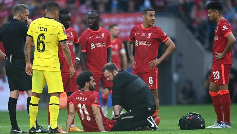 Mohamed Salah es atendido por los médicos del Liverpool. Foto Prensa Libre: (EFE)