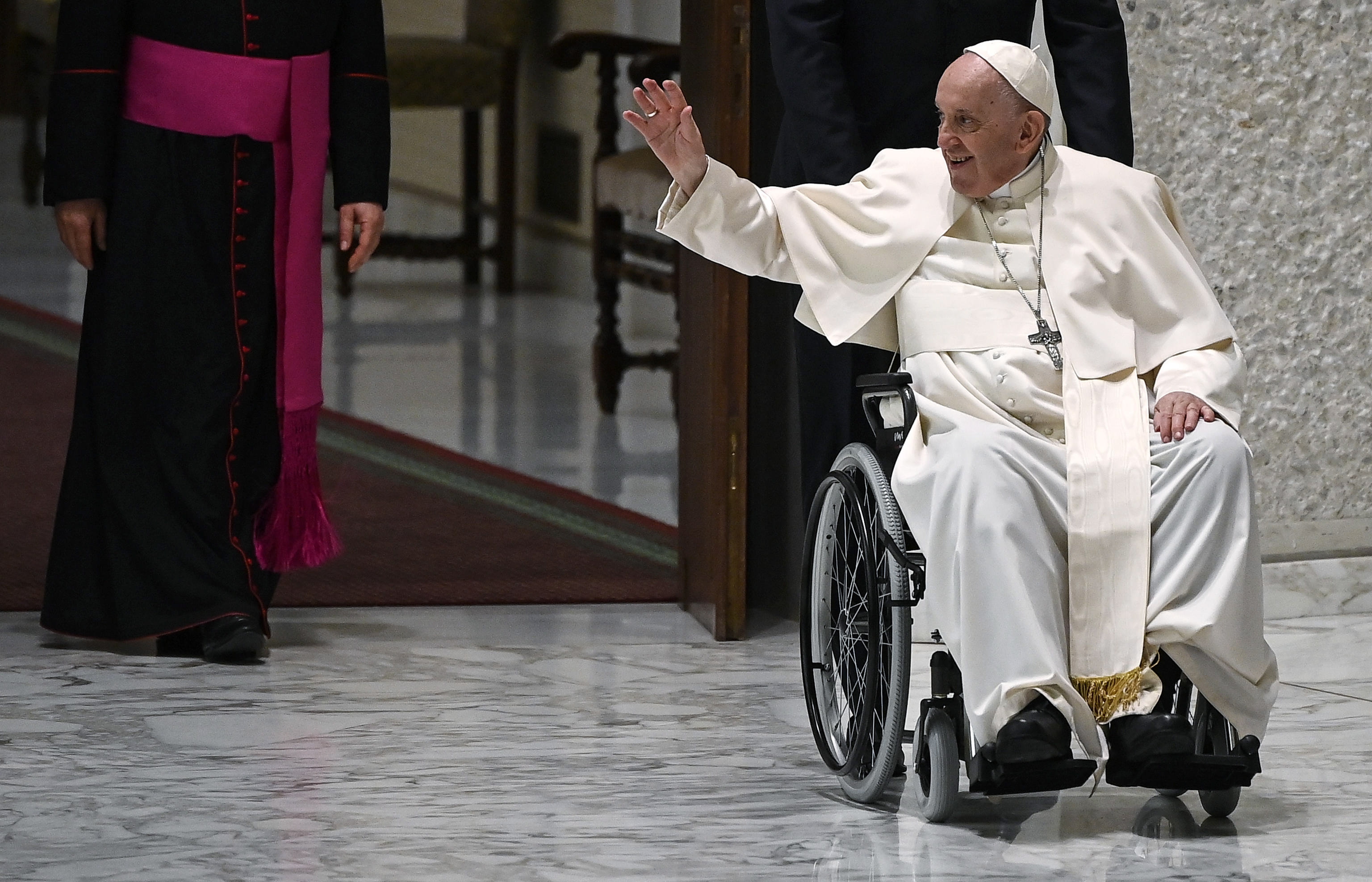 El Papa Francisco, en una silla de ruedas, asiste a una audiencia con peregrinos de Profesores de Religión Filippini en el salón Pablo VI del Vaticano. Foto de archivo: EFE/Riccardo Antimiani