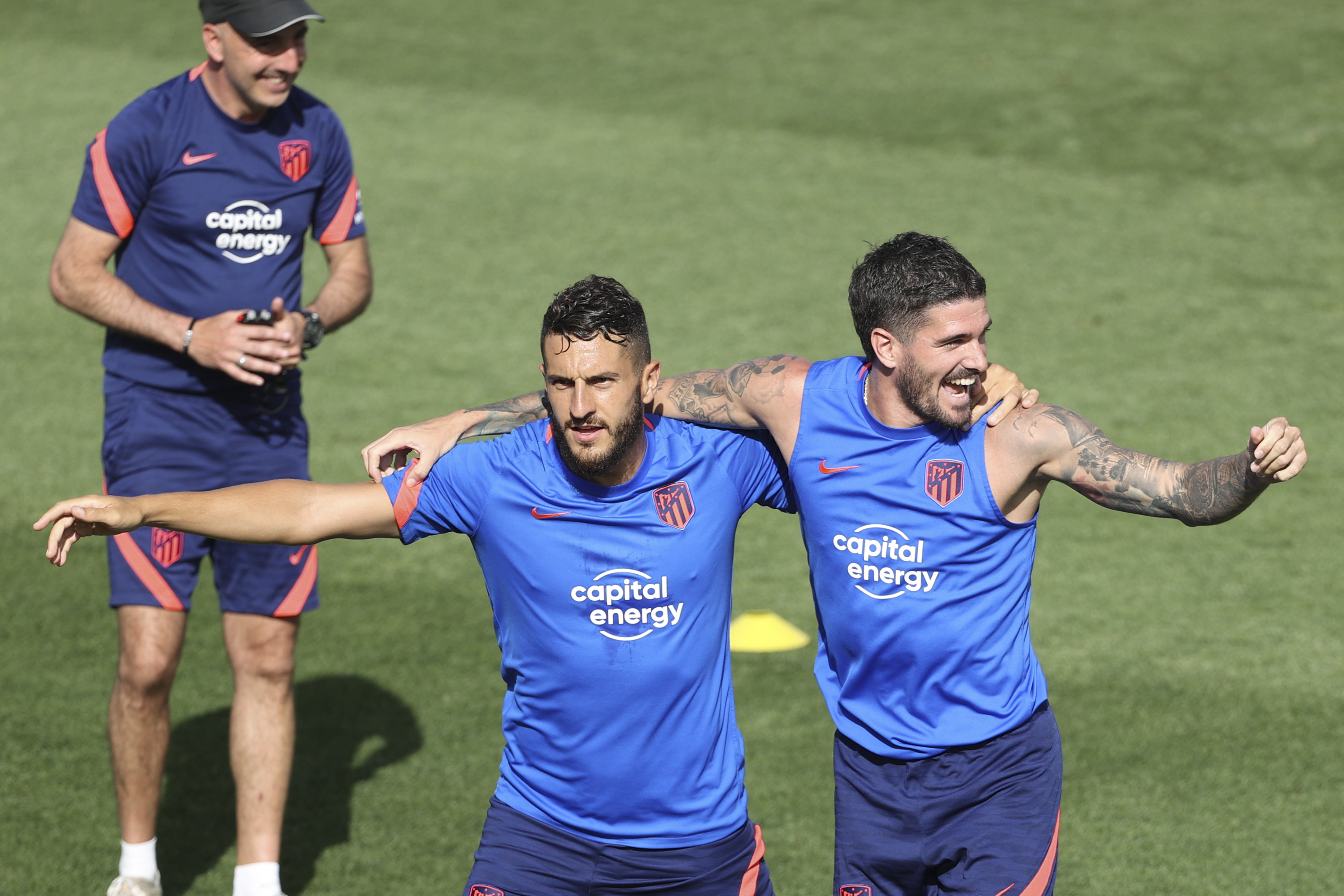 Los jugadores del Atlético de Madrid, Koke y el argentino Rodrigo de Paul (d). (Foto Prensa Libre: EFE)