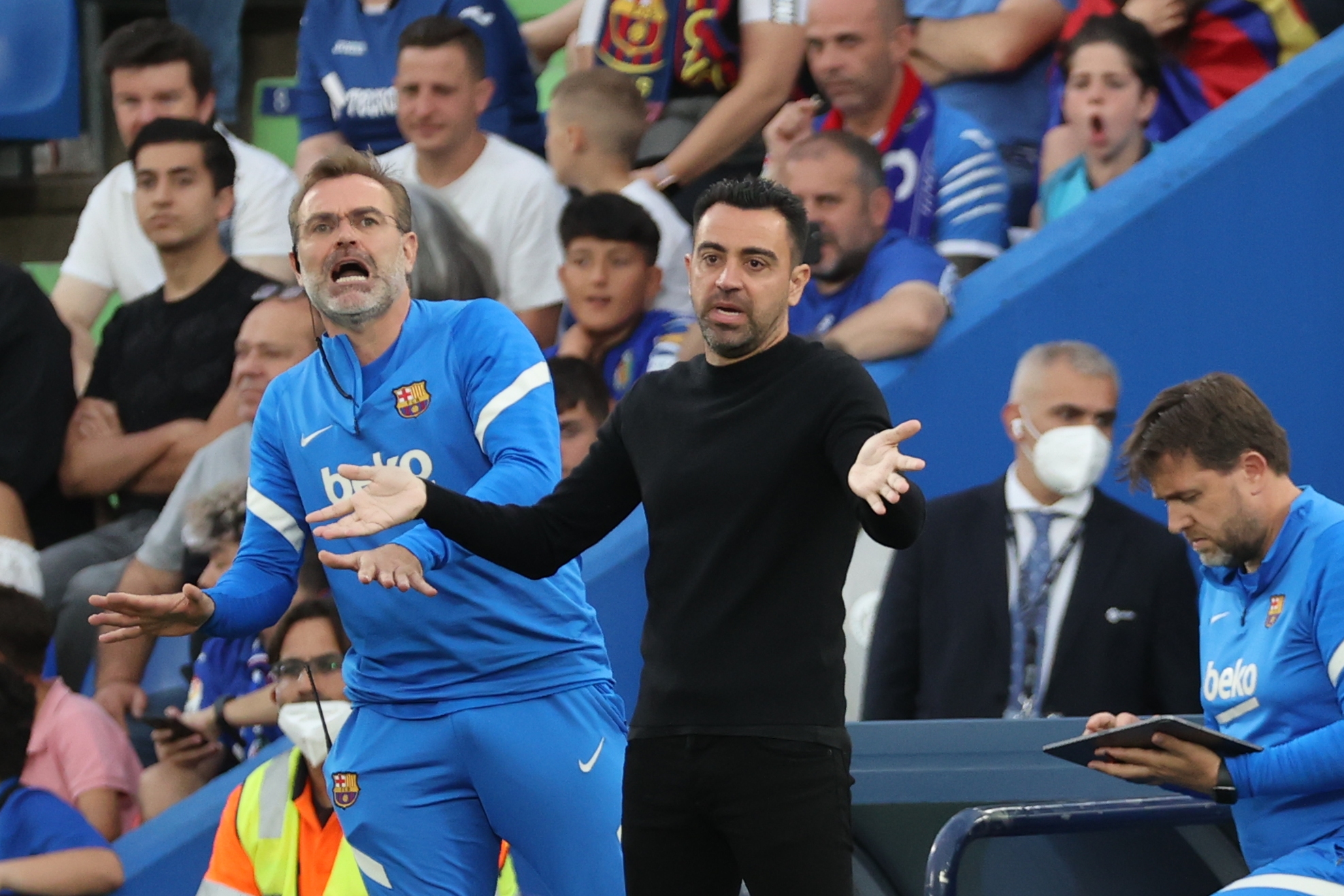 El técnico del FC Barcelona, Xavi Hernández, durante el encuentro correspondiente a la jornada 37 de primera división que disputan hoy domingo frente al Getafe en el Coliseum Alfonso Pérez de la localidad madrileña. Foto Prensa Libre (EFE) 