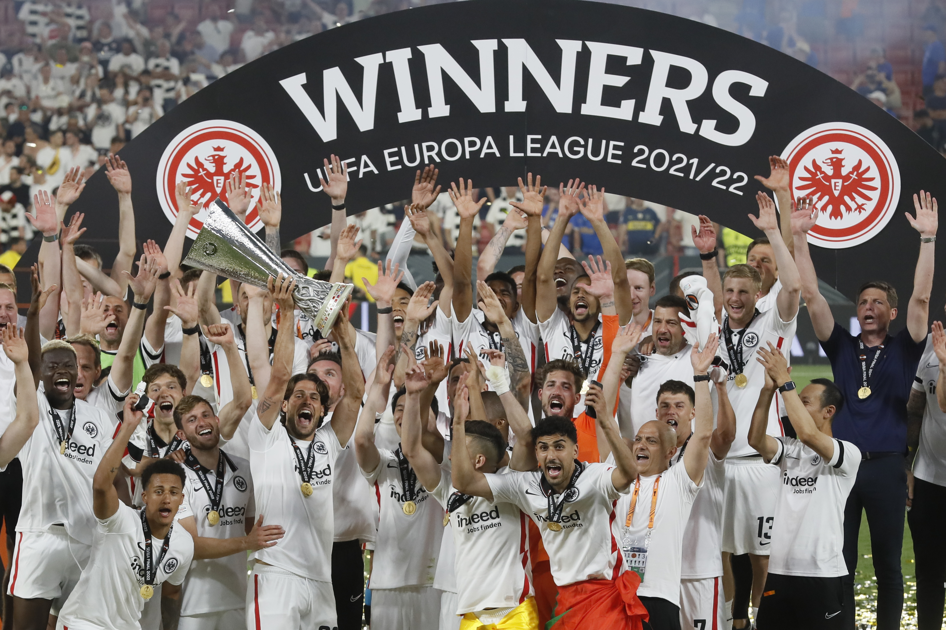 Los jugadores del Eintracht Franfurt celebran con el trofeo, tras vencer al Glasgow Rangers en la final de la Liga Europa. (Foto Prensa Libre: EFE)