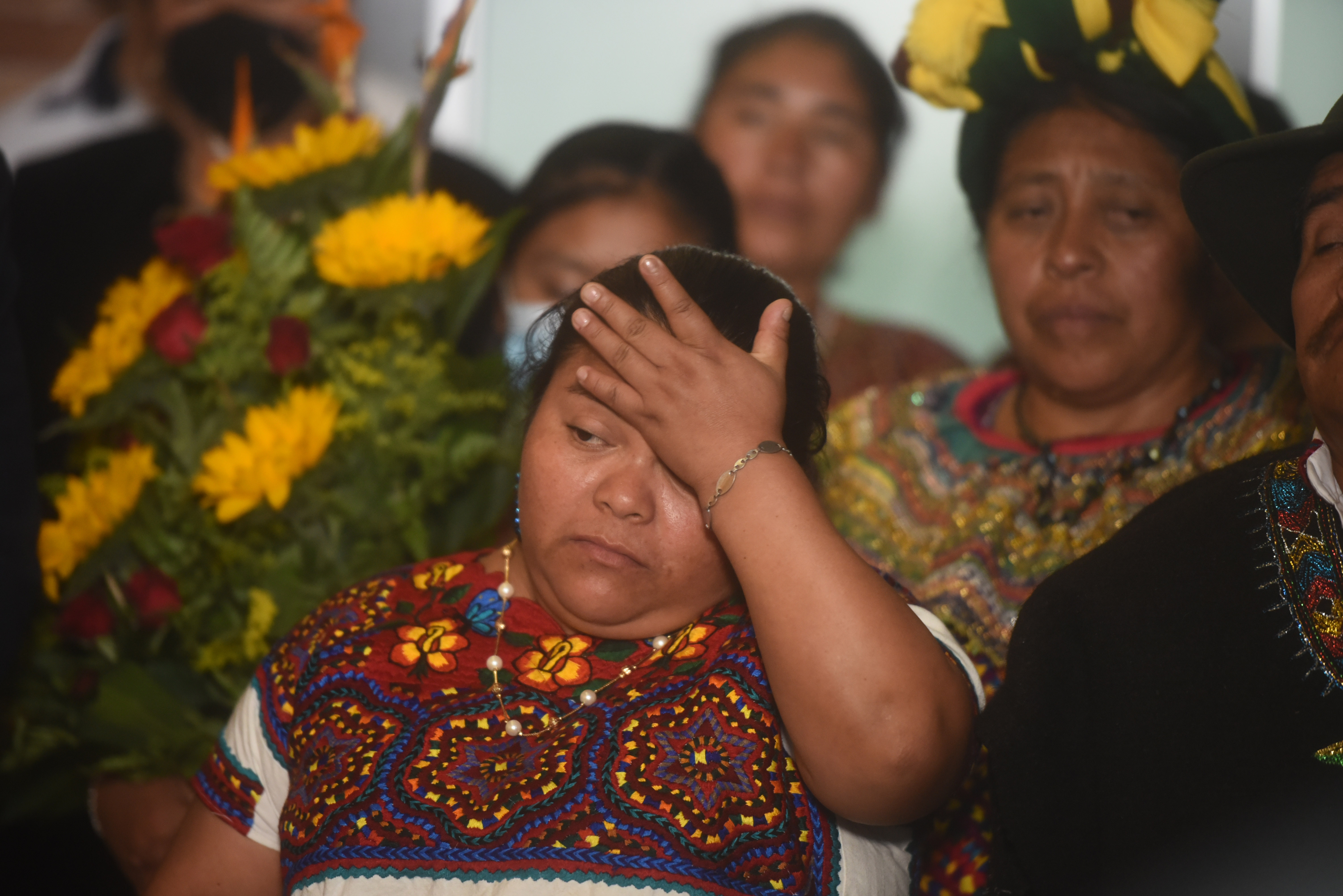 AME1588. CIUDAD DE GUATEMALA (GUATEMALA), 22/05/2022.- La ciudadana guatemalteca Juana Alonzo Santizo es recibida por familiares tras llegar en un vuelo comercial en Ciudad de Guatemala. Juana Alonzo Santizo retornó este domingo a su país natal después de pasar casi ocho años encarcelada de manera injusta en México, tras ser detenida cuando intentaba migrar a Estados Unidos. EFE/ Edwin Bercian