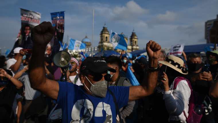 EE. UU. dice estar preocupado por el deterioro de la institucionalidad en Guatemala. Una protesta contra la corrupción en la Plaza de la Constitución. (Foto Prensa Libre: EFE)