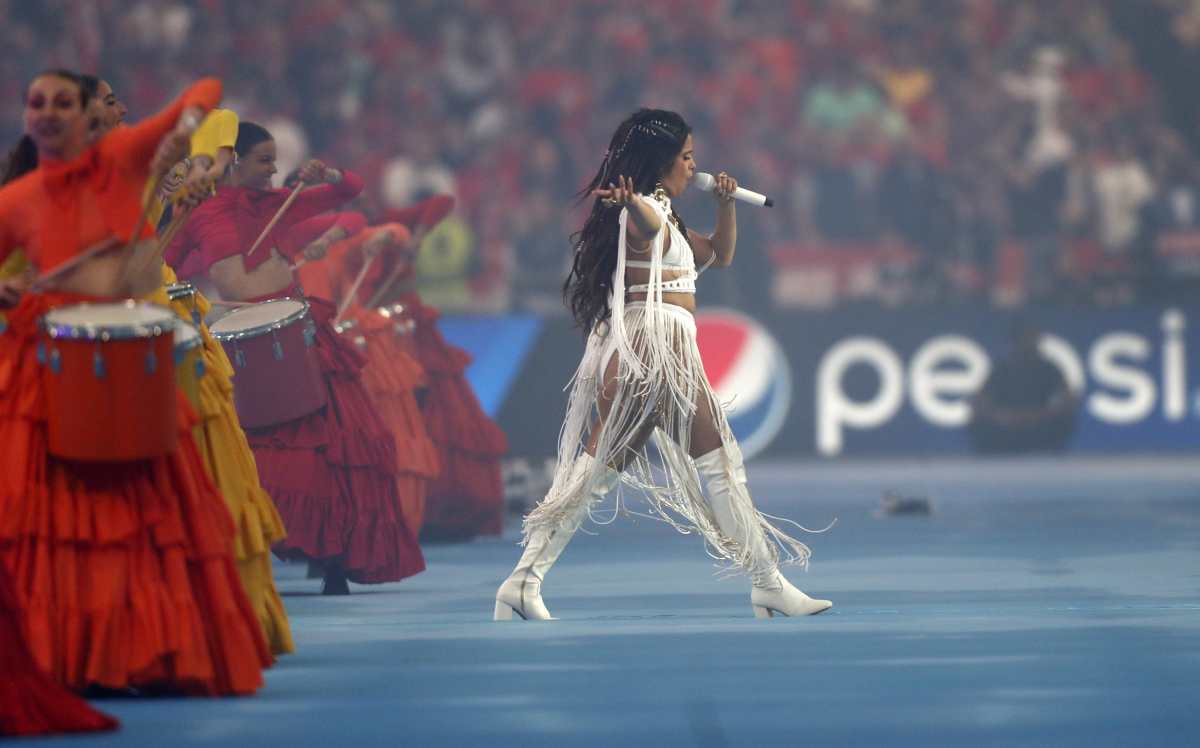 Camila Cabello brilla entre el caos de Saint Dennis en la final de la Champions League