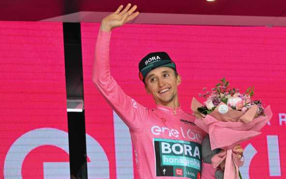 Marmolada - Passo Fedaia (Italy), 28/05/2022.- Australian rider Jai Hindley of the Bora-Hansgrohe team celebrates on the podium after taking the overall leader's pink jersey following the 20th stage of the 105th Giro d'Italia cycling tour over 168km from Belluno to Marmolada (Passo Fedaia), Italy, 28 May 2022. (Ciclismo, Italia) EFE/EPA/MAURIZIO BRAMBATTI