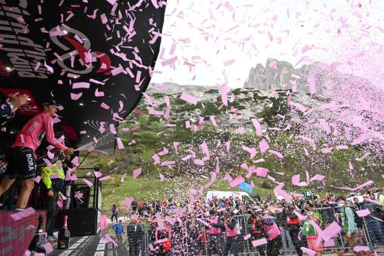 Marmolada - Passo Fedaia (Italy), 28/05/2022.- Australian rider Jai Hindley (L) of the Bora-Hansgrohe team celebrates on the podium after taking the overall leader's pink jersey following the 20th stage of the 105th Giro d'Italia cycling tour over 168km from Belluno to Marmolada (Passo Fedaia), Italy, 28 May 2022. (Ciclismo, Italia) EFE/EPA/MAURIZIO BRAMBATTI