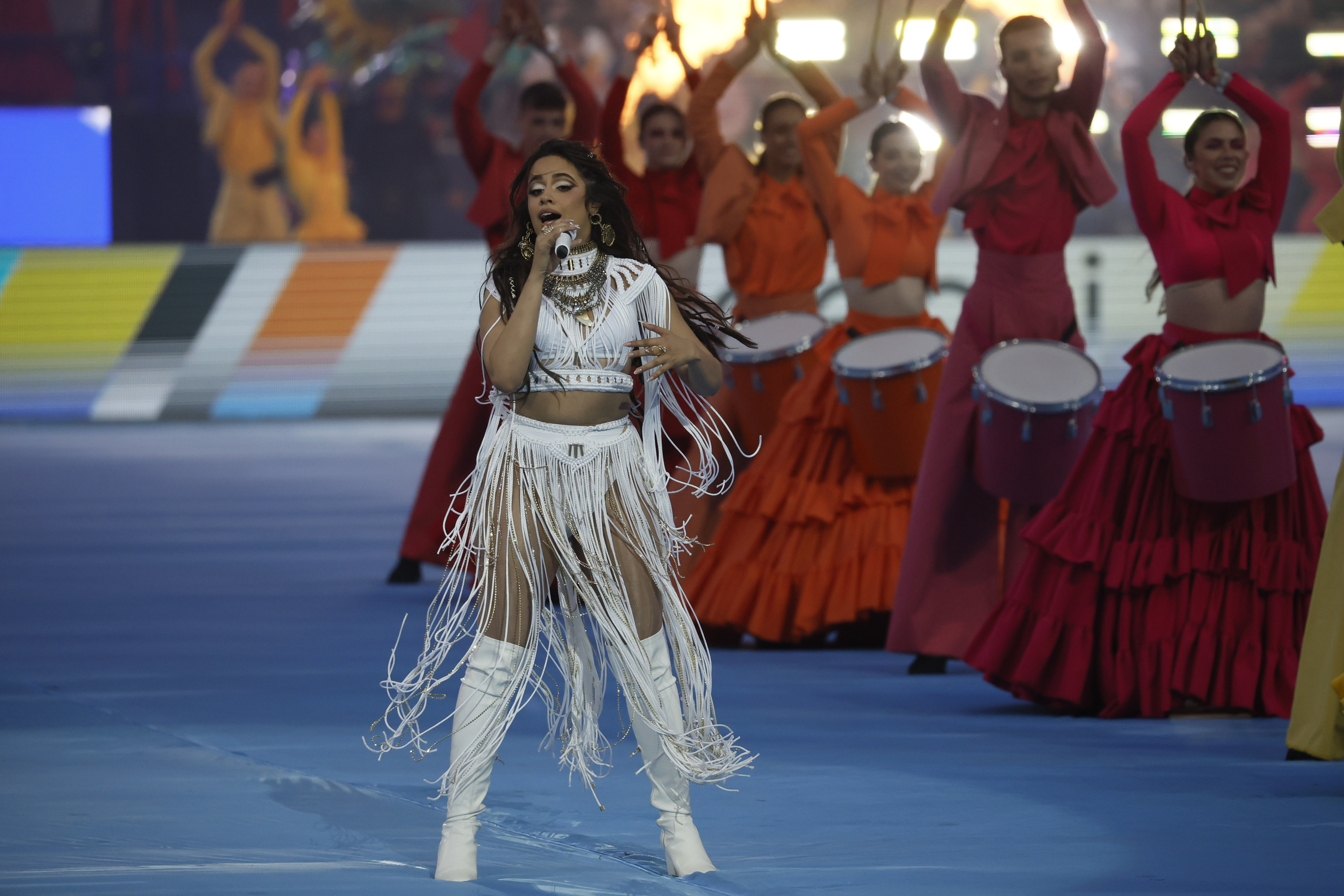 PARÍS, 28/05/2022.- La cantante Camila Cabello durante su actuación previa al partido de la final de la Liga de Campeones disputado este sábado entre el Real Madrid y el Liverpool en el Estadio de Francia, en Saint-Denis. EFE/JuanJo Martín