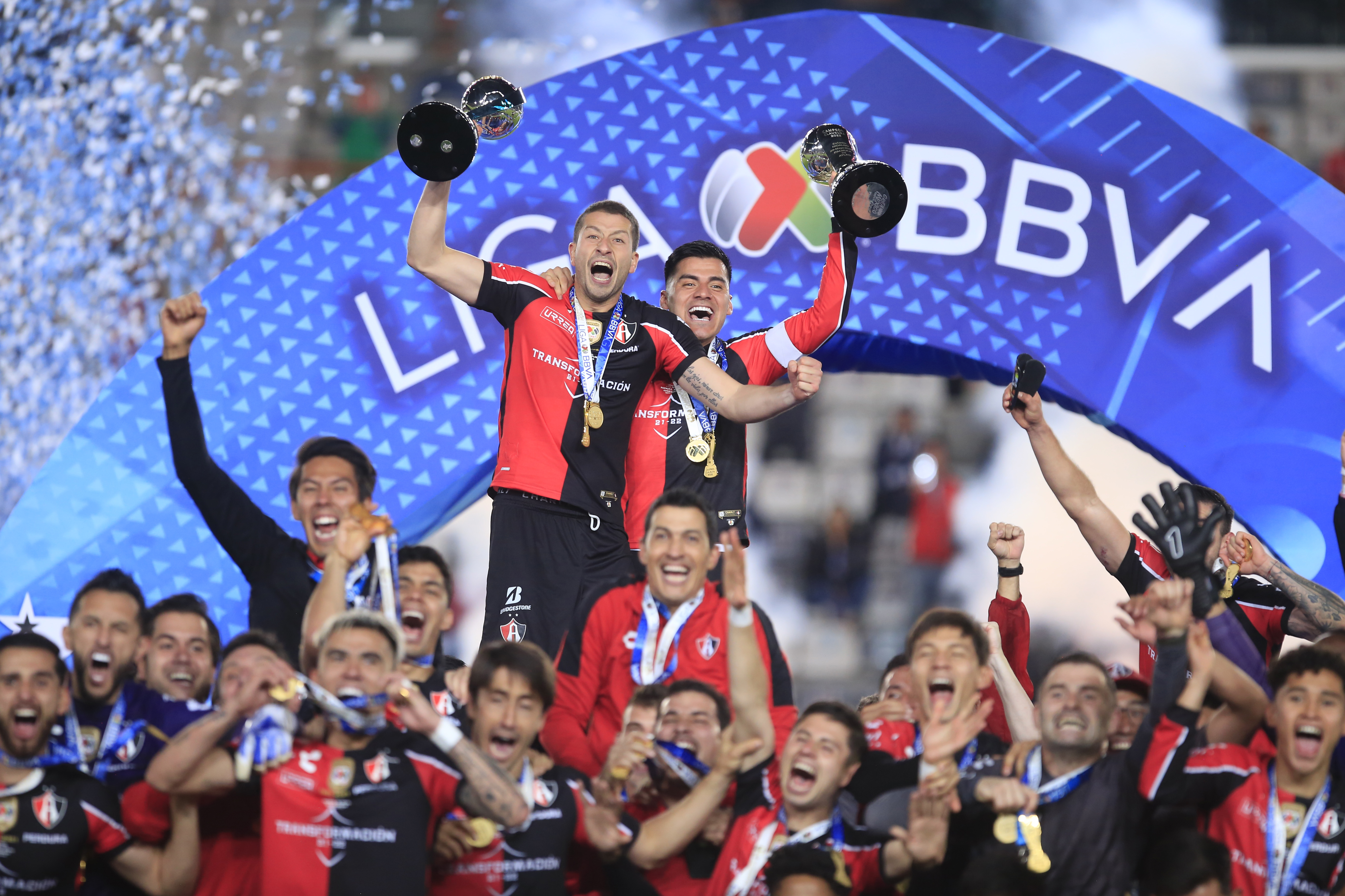 Los jugadores de Atlas celebran tras coronarse campeones al vencer al Pachuca, durante la final del torneo Clausura 2022 de la Liga MX, disputado en el estadio Hidalgo, en Pachuca (México). Foto Prensa Libre (EFE)