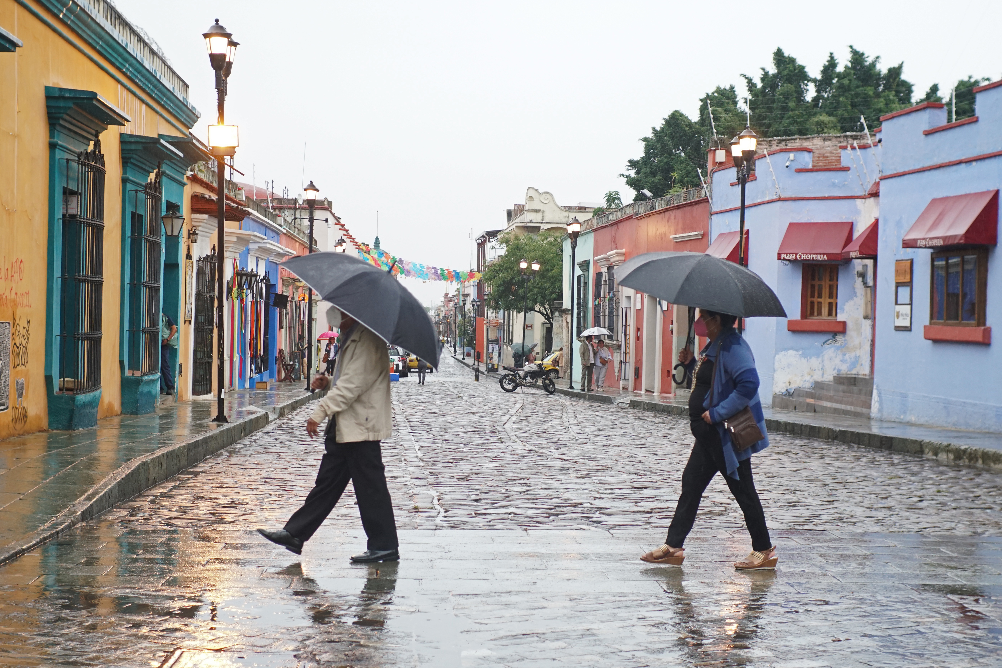 MEX5120.OAXACA, (MÉXICO), 30/05/2022.- Dos personas se protegen de la lluvia hoy, en el estado de Oaxaca (México). El huracán Ágatha, de categoría 2 y formado en el Pacíífico mexicano, tocó tierra este lunes en el sureño estado mexicano de Oaxaca dejando lluvias en el sur y sureste del país, informó el Servicio Meteorológico Nacional (SMN). EFE/Daniel Ricardez