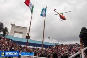 La municipalidad de Fraijanes pagó Q4 mil 800 por el alquiler de un helicóptero para que lanzara confeti durante la celebración del Día de la Madre. (Foto Prensa Libre: Tomada del Facebook de Wilton Berreondo)