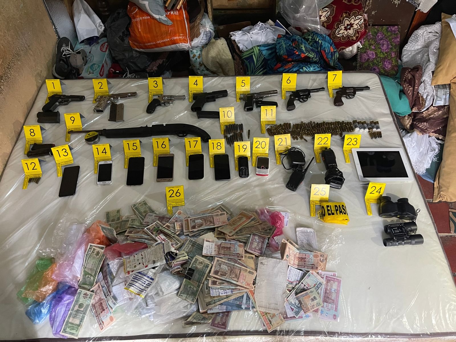 Las fuerzas de seguridad localizaron armas, dinero y radios intercomunicadores, en un inmueble que sería utilizado como guarida de pandilleros, en la zona 2 de la capital. (Foto Prensa Libre: PNC)