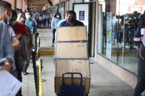 Migración envía cartillas para pasaporte a EE. UU., donde connacionales señalan atraso en entrega del documento
