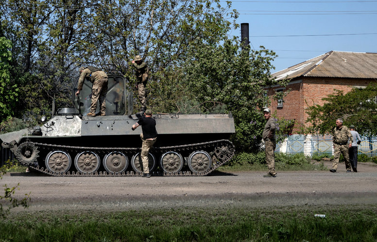 Las tropas ucranianas en el frente de la ciudad de Barinkove, Ucrania, el 8 de mayo de 2022. (Lynsey Addario/The New York Times)