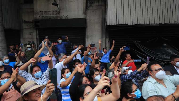 Salubristas protestan frente al Congreso de la República para exigir que sean trasladados al renglón 011. (Foto Prensa Libre:  Élmer Vargas)