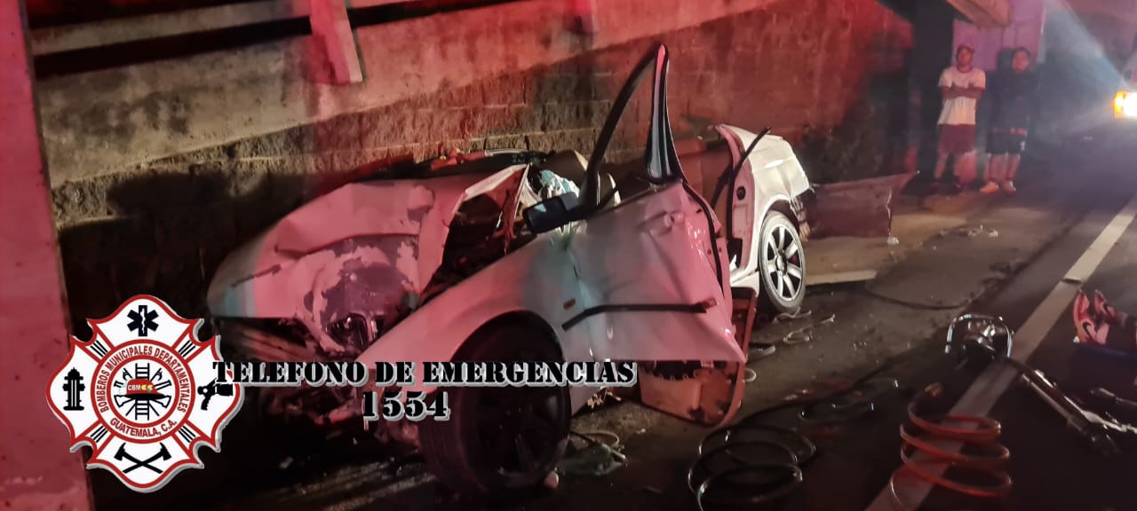 Un vehículo se empotró en una pasarela en el km 33.5 de la ruta Interamericana, Santa María de Jesús, Sacatepéquez. (Foto Prensa Libre: CBMD)
