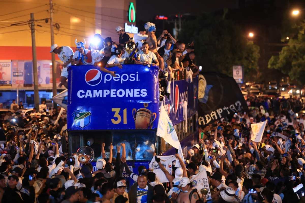 Noche blanca, aficionados de Comunicaciones inundaron las calles para ver el paso de su equipo luego de ganar el título 31 ante Municipal