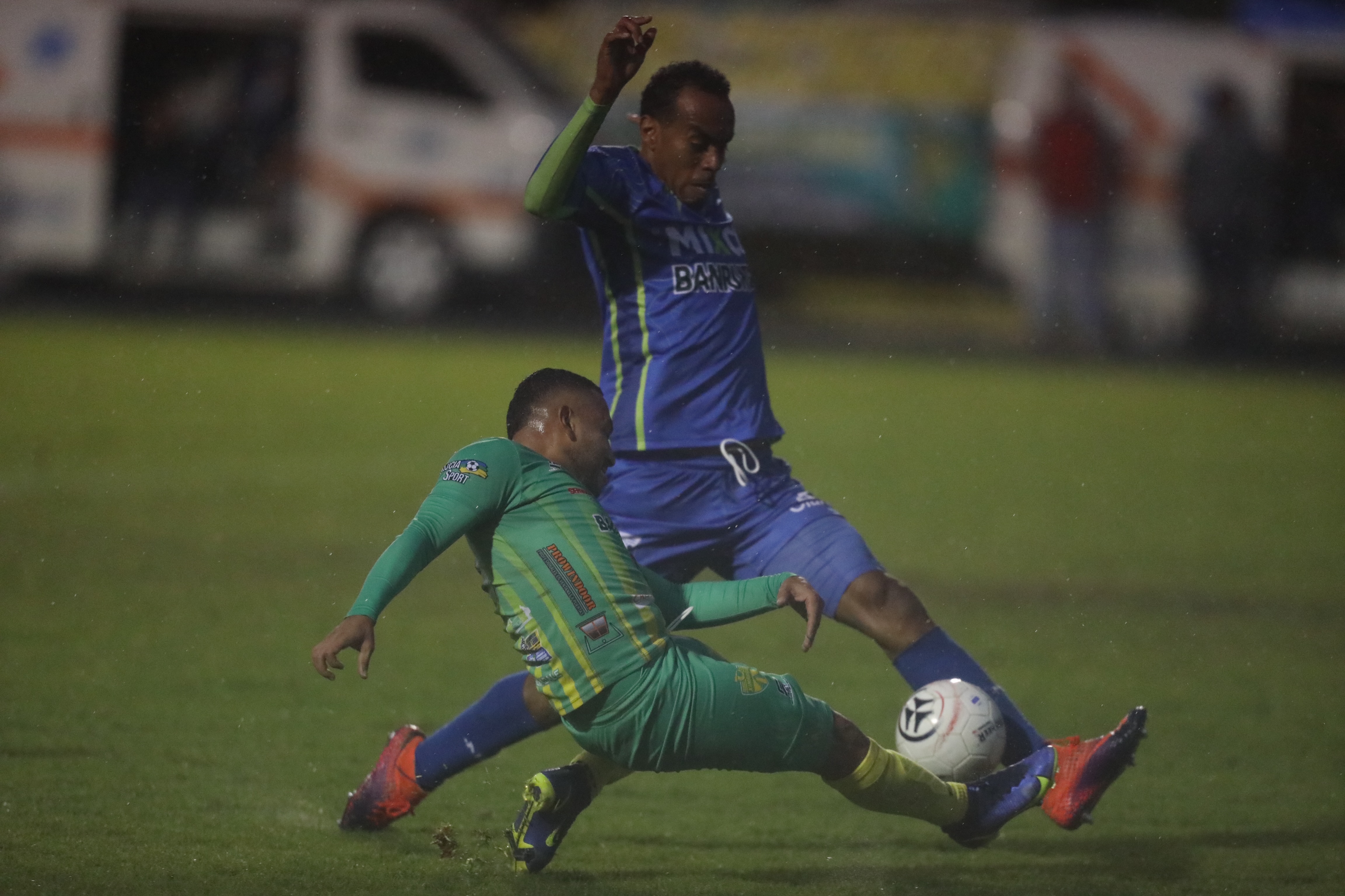 El Estadio Los Cuchumatanes fue escenario de un empate 2-2 entre Xinabajul Huehue y Mixco. Foto Prensa Libre (Douglas Suruy)