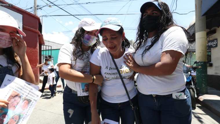 Parientes de los payasos “Charquito” y “Chispita”, quienes desaparecieron el lunes 9 de mayo último, claman por que sean localizados. (Foto Prensa Libre: María Renée Barrientos)