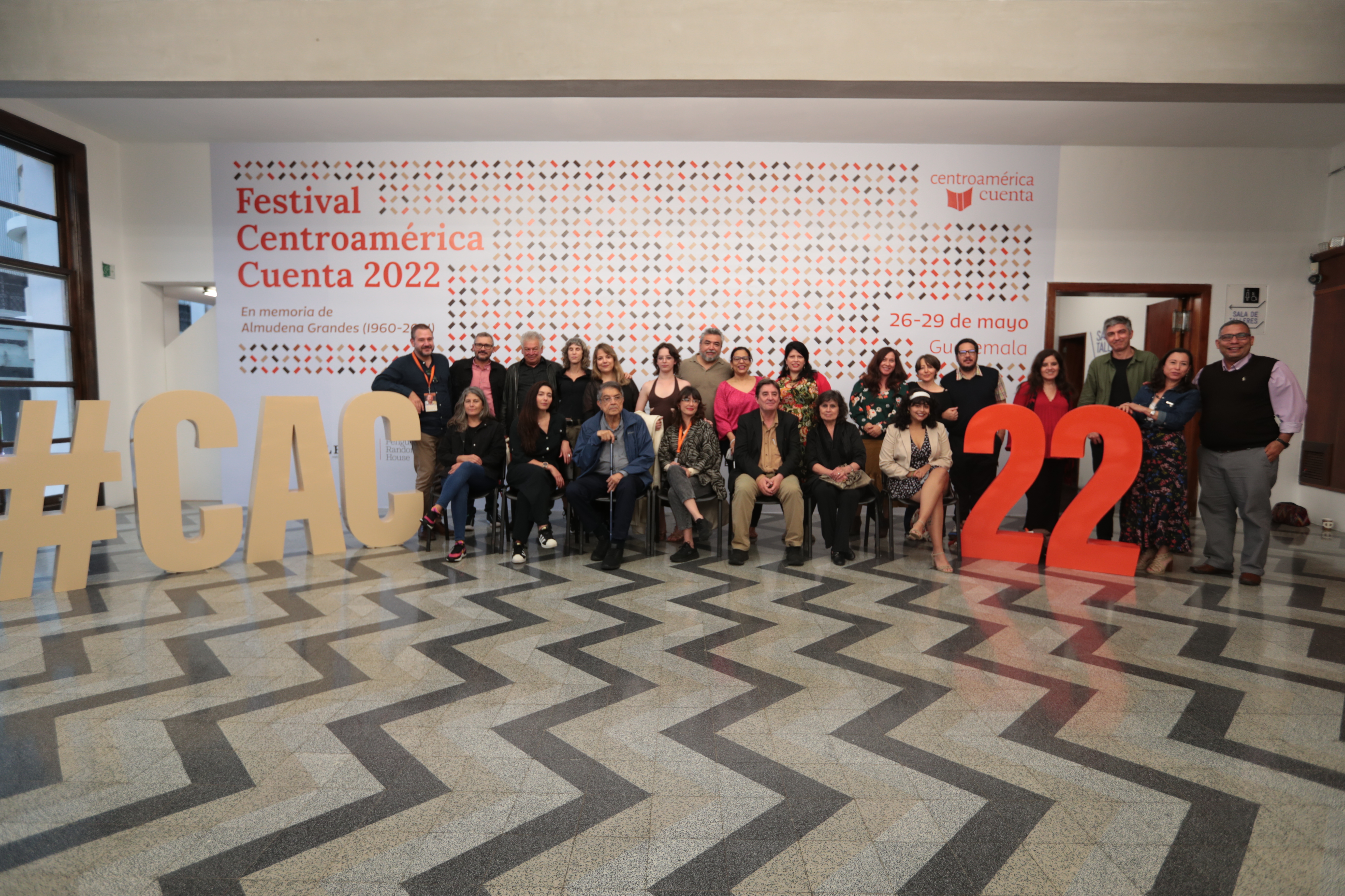 Panelistas de la más reciente edición Centroamérica Cuenta. (Foto Prensa Libre: Alejandro Ortiz)