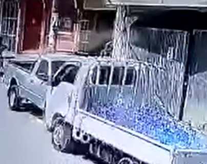 Video: Camión repartidor de agua pierde el control y choca contra picop estacionado