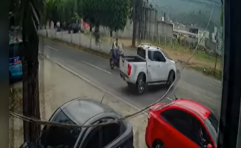 Así captó una cámara de vigilancia el accidente entre un motorista y picop que salía de un parqueo