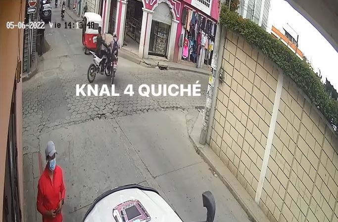 Video del instante en que dos motoristas chocan y sufren golpes en distintas partes del cuerpo