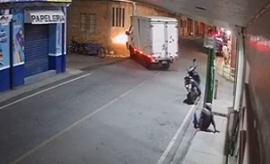 Video: Así fue la fuerte colisión entre un camión y una motocicleta