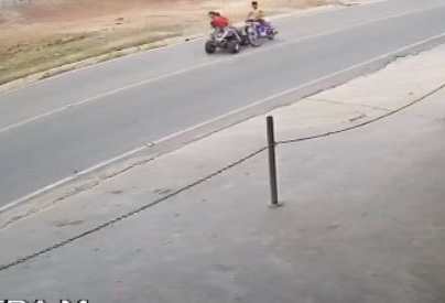 Video: el momento en el que la conductora de una cuatrimoto pierde el control y choca contra un picop (hay dos heridos)
