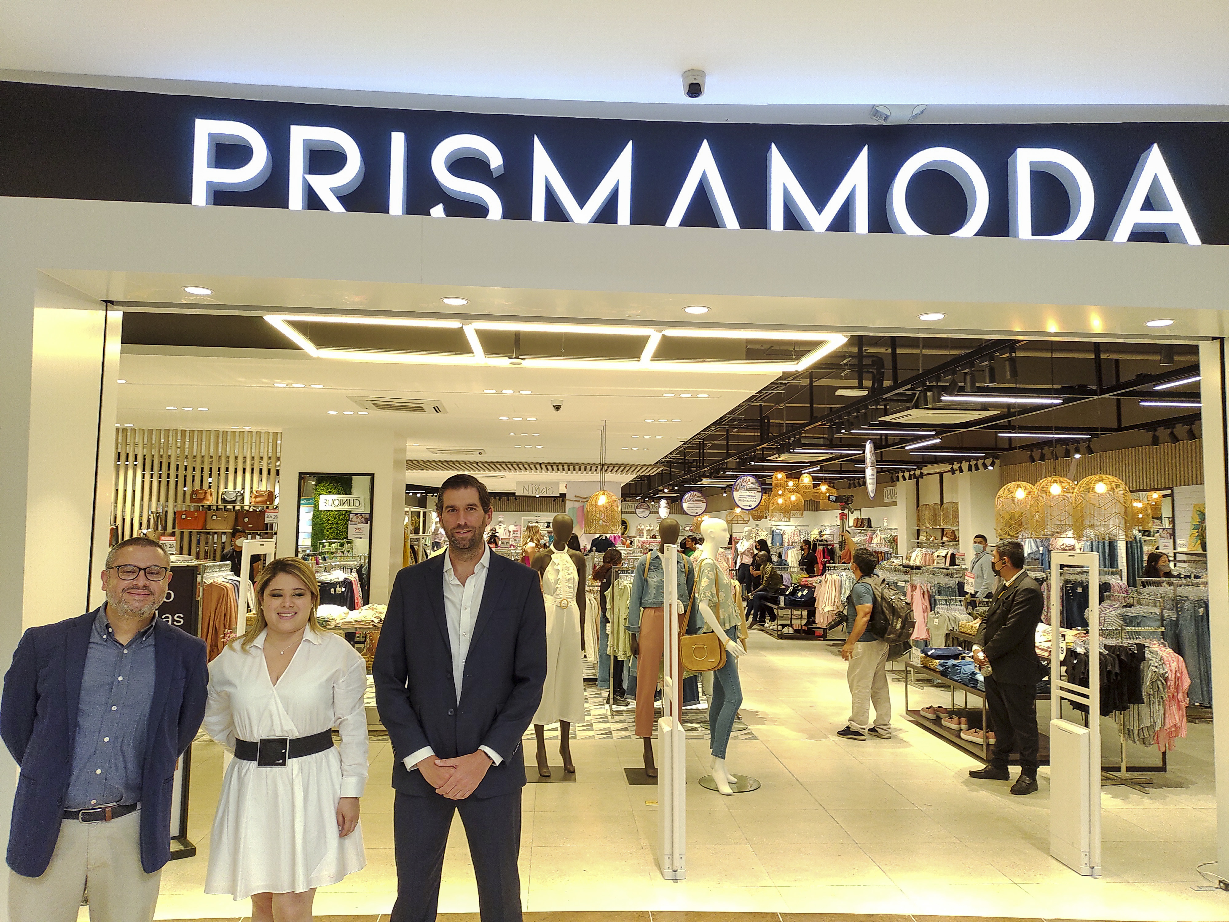 Luis Miguel Simán-derecha-, director corporativo de Prismamoda, acompañado de otros directivos inauguraron la segunda tienda Prismamoda. Foto Prensa Libre: Norvin Mendoza