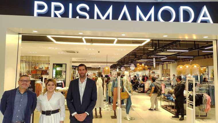 Luis Miguel Simán-derecha-, director corporativo de Prismamoda, acompañado de otros directivos inauguraron la segunda tienda Prismamoda. Foto Prensa Libre: Norvin Mendoza