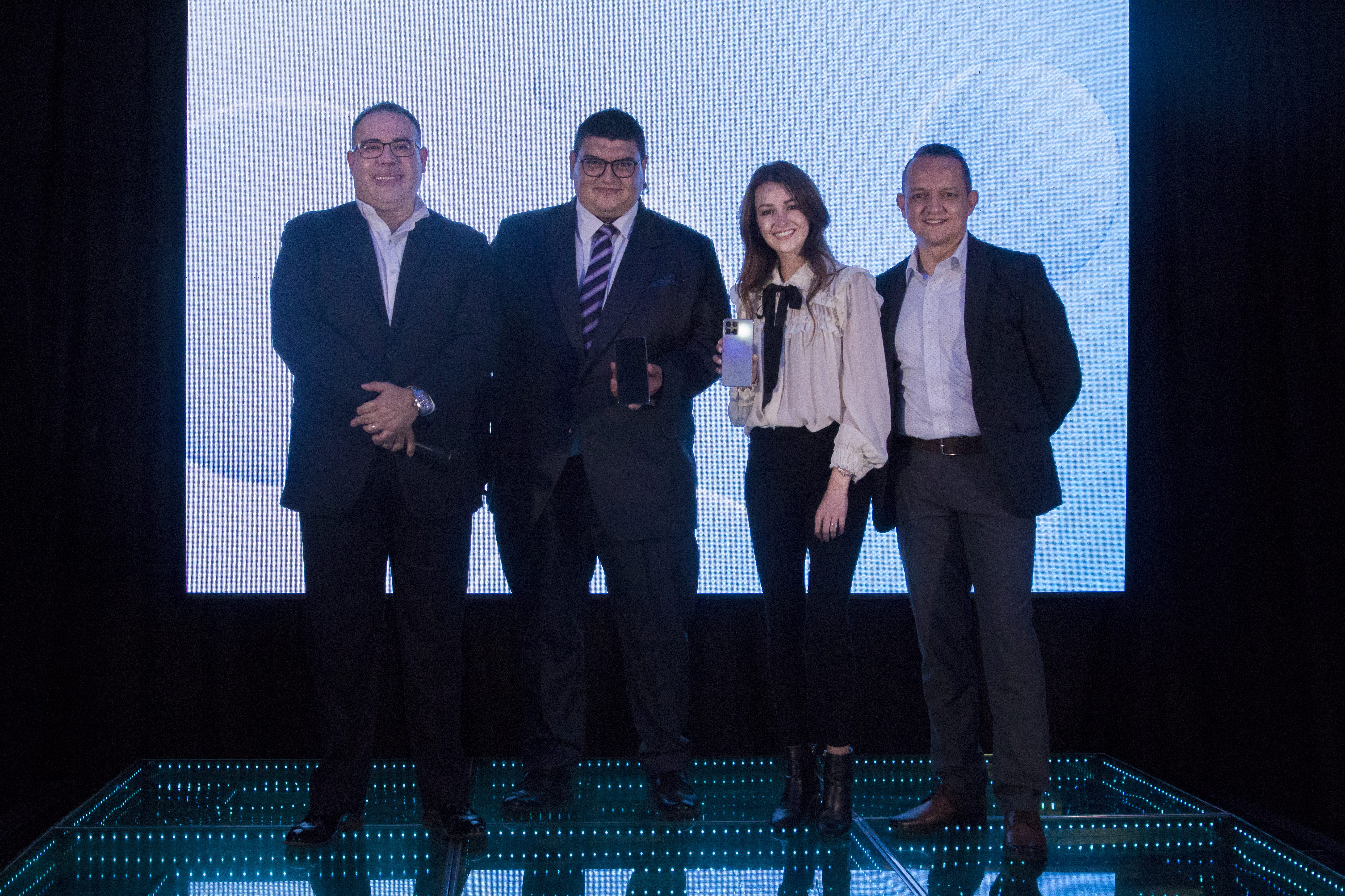 Directivos de El Gallo más Gallo y HONOR presentaron el nuevo HONOR X8. Foto Prensa Libre: Cortesía Gaby Santisteban.