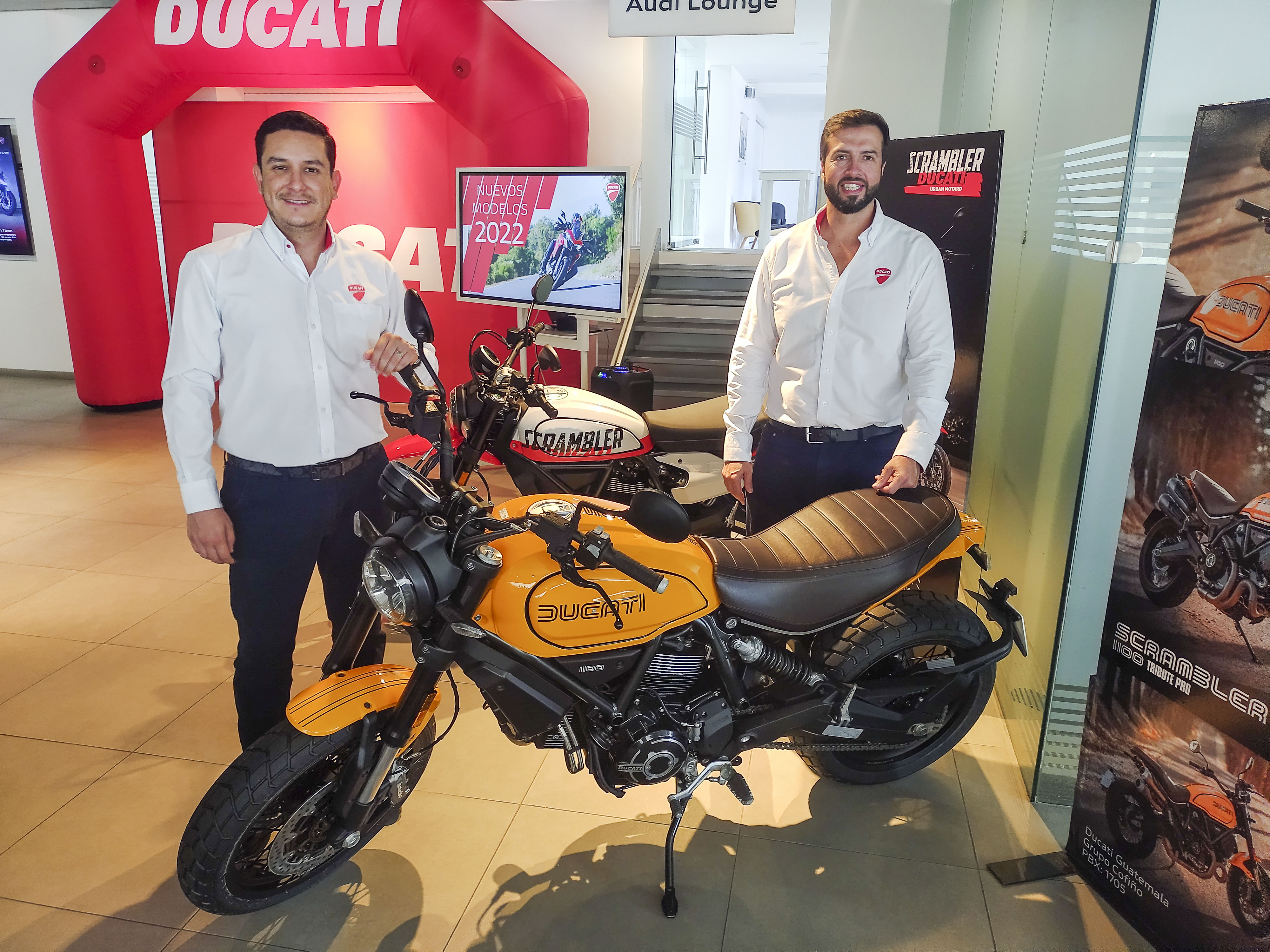 André Dueñas, gerente general de Regesa, Audi y Ducati y George  Baisi, gerente de ventas Ducati. Foto Norvin Mendoza