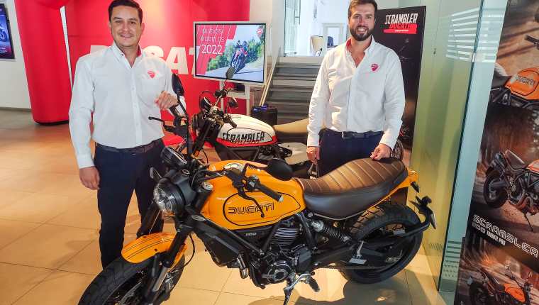 André Dueñas, gerente general de Regesa, Audi y Ducati y George  Baisi, gerente de ventas Ducati. Foto Norvin Mendoza