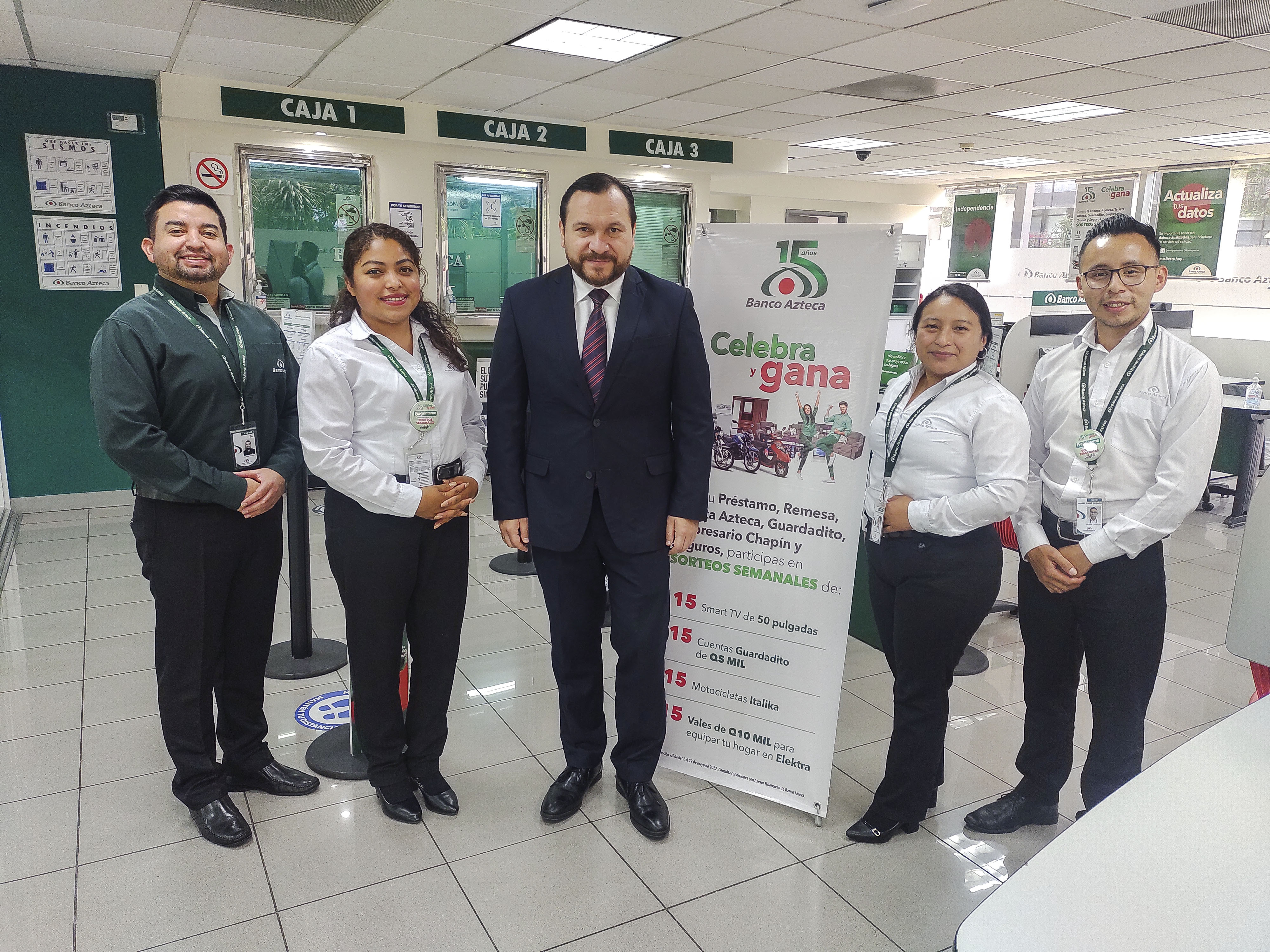 Luis Fernando García Galicia, director general de Banco Azteca Guatemala-al centro- acompañado de colaboradores. Foto Prensa Libre: Norvin Mendoza.
