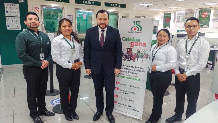 Luis Fernando García Galicia, director general de Banco Azteca Guatemala-al centro- acompañado de colaboradores. Foto Prensa Libre: Norvin Mendoza.