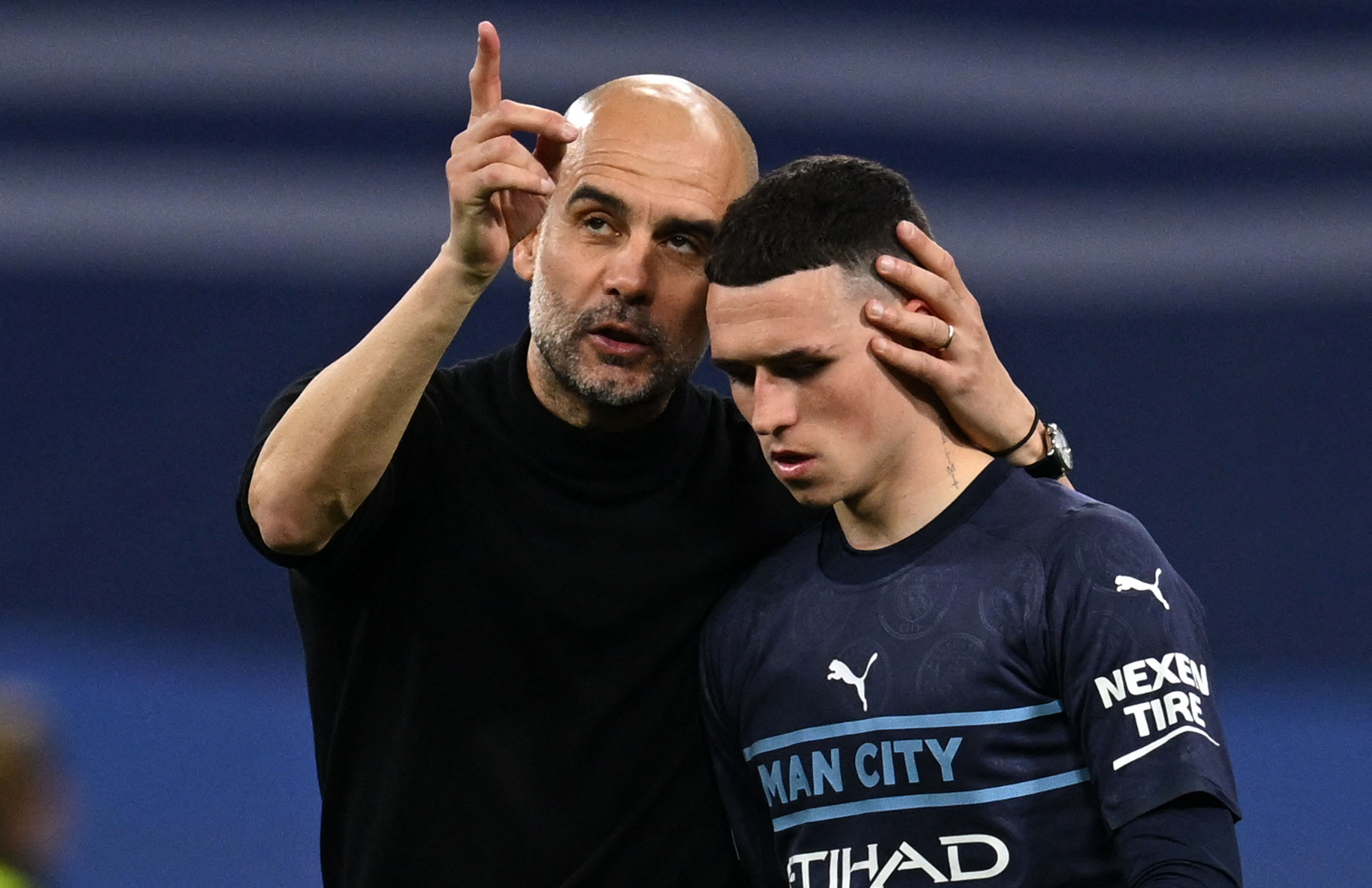 Pep Guardiola consuela a Phil Foden, después de la eliminación en la Liga de Campeones de Europa. (Foto Prensa Libre: AFP).