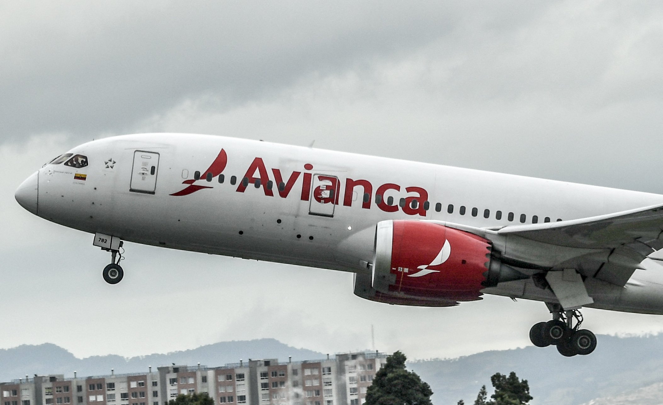Los dos cuerpos fueron hallados en el compartimiento del tren de aterrizaje de un avión de Avianca, en el aeropuerto El Dorado, en Bogotá, Colombia. (Foto Prensa Libre: AFP)