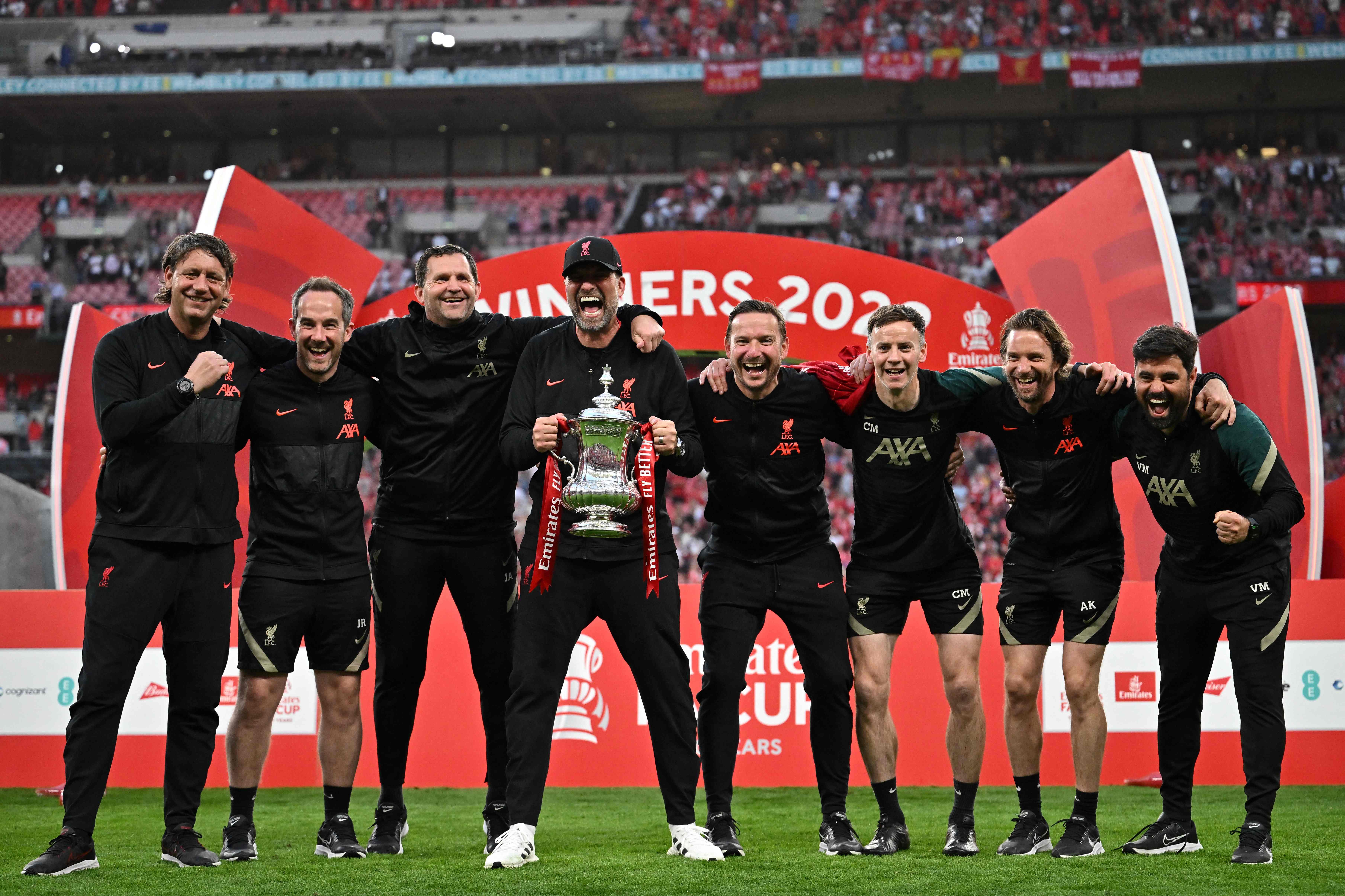 Jurgen Klopp  celebra con miembros de equipo de Liverpool, después de haber ganado la FA Cup, después de vencer en la final al Chelsea. (Foto Prensa Libre: AFP).