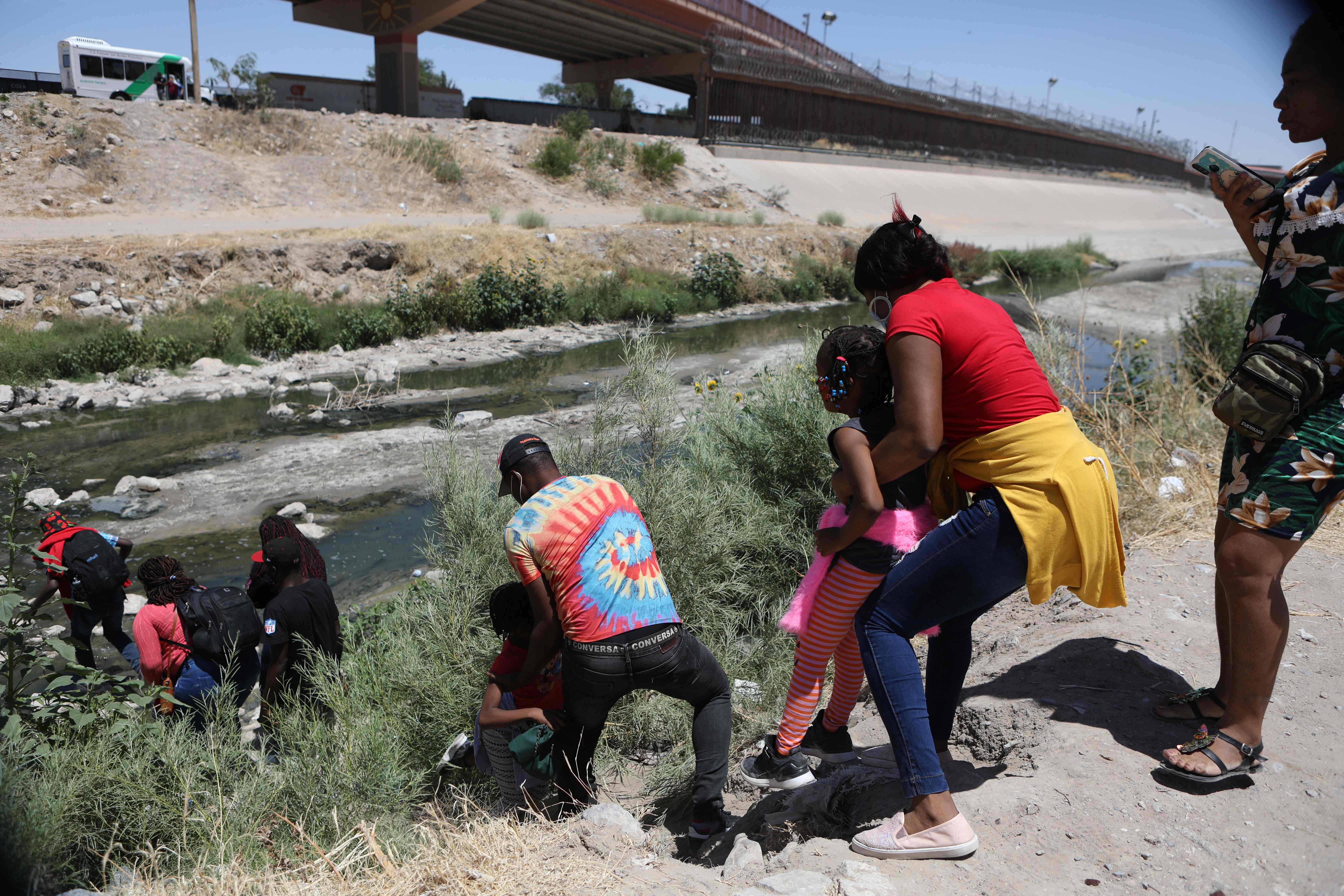 Migrantes cruzan el río Bravo, entre Ciudad Juarez y El Paso, Texas, en un intento por ser admitidos por EE. UU. (Foto Prensa Libre: AFP)